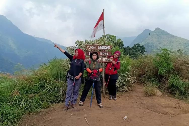 Ini Lokasi Di Puncak Gunung Yang Menjadi Tempat Favorit Untuk Berfoto