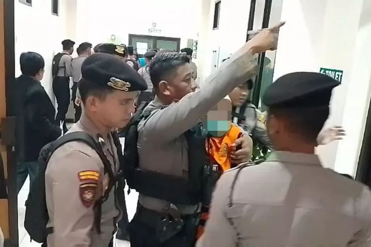 Sidang Kasus Pembunuhan Ricuh Terdakwa Dapat Bogem Mentah Dari