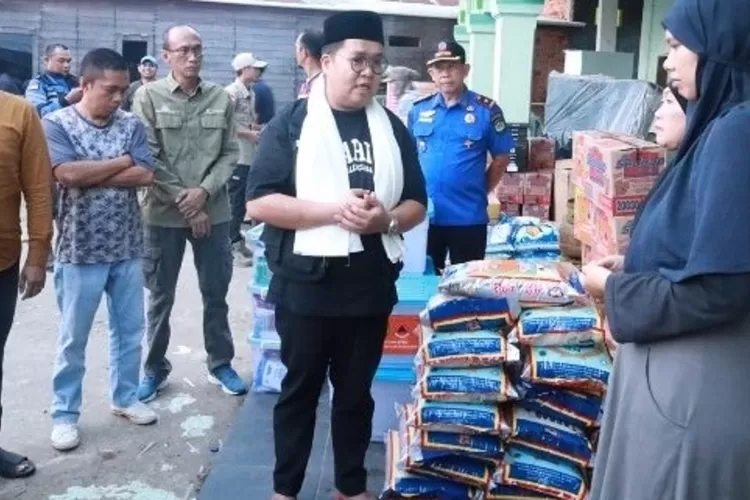 Tinjau Korban Kebakaran Pal Tenggarong Wakil Bupati Serahkan Bantuan