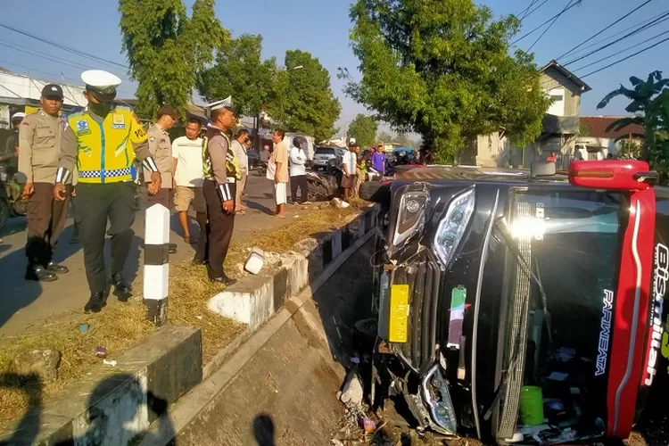 Tubruk Angkudes Bus Pariwisata Terguling Masuk Saluran Irigasi Di