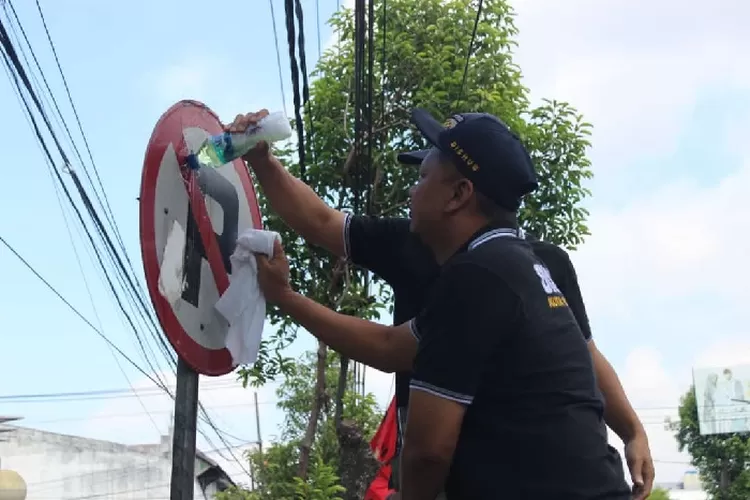 Sambut Harhubnas Dishub Kota Yogyakarta Bersih Bersih Rambu Lalulintas