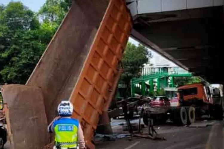 Waduh Gegara Mekanis Eror Sebuah Dump Truck Tersangkut Di Stasiun Lrt