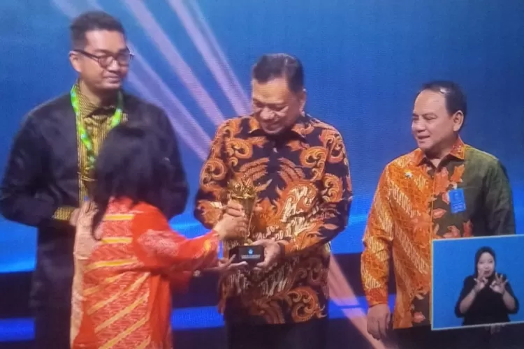 Gubernur Sulut Olly Dondokambey Terima Anugerah Merdeka Belajar Dari