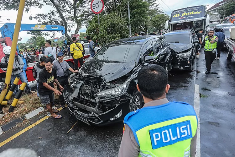 Sopir Bus Telat Injak Pedal Rem Sebabkan Kecelakaan Karambol Di