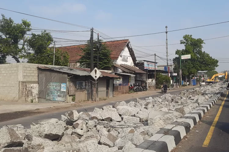 Cor Beton Jalan Nasional Di Jombang Terbukti Tanpa Konstruksi Besi