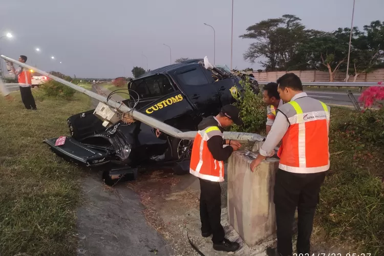 Dua Mobil Bea Cukai Kediri Kecelakaan Di Tol Jombang Mojokerto Orang