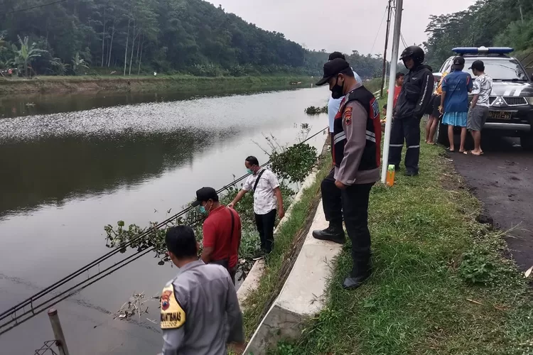 Mayat Bayi Terbungkus Plastik Warna Putih Ditemukan Sudah Membusuk Di