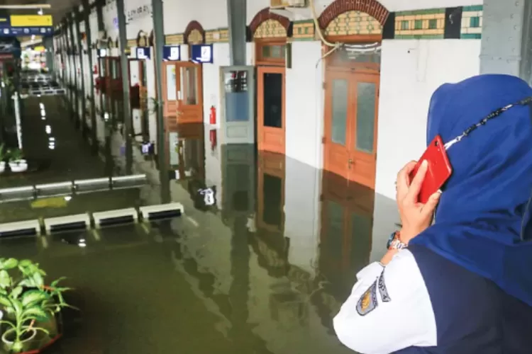 Banjir Merendam Stasiun Tawang Semarang Naik Dan Turun Penumpang