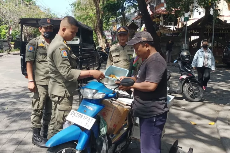 Jualan Di Atas Trotoar Satpol PP Denpasar Tertibkan PKL Untuk