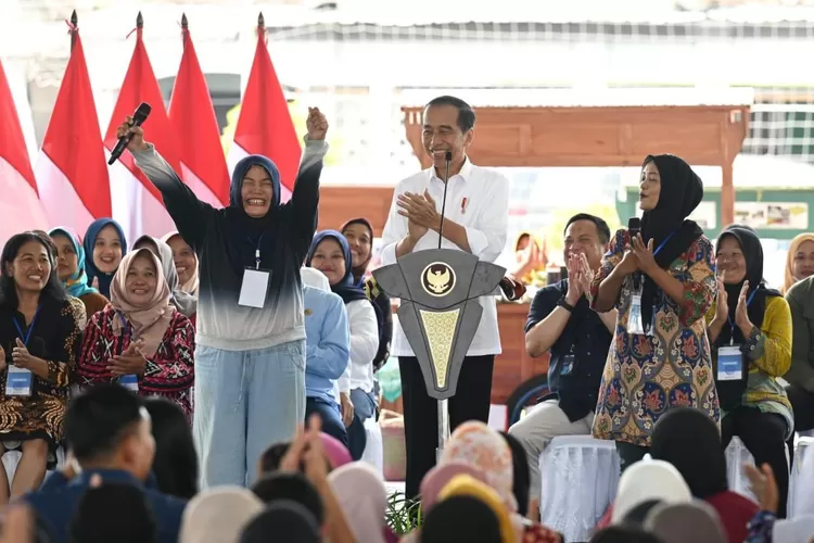 Presiden Jokowi Beli Celana Batik Rp Ribu Puji Produk Nasabah Pnm