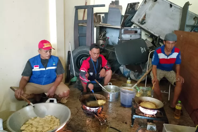 Dinsos Sampang Produksi Ribuan Nasi Bungkus Bagi Korban Banjir Radar