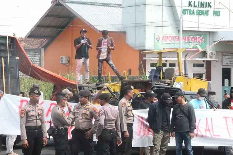 Puluhan Pekerja Supplier Material Jls Unjuk Rasa Blokade Jalan Dan