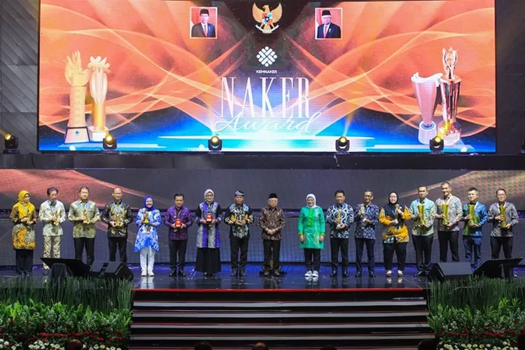 Wapres Maruf Amin Serahkan Penghargaan Naker Award Indozone News