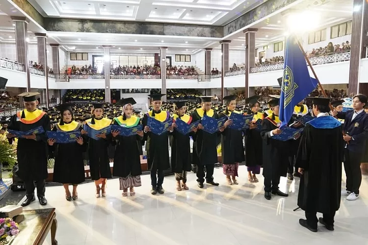 Wisuda Ke Universitas Udayana Lepas Wisudawan Orang Raih