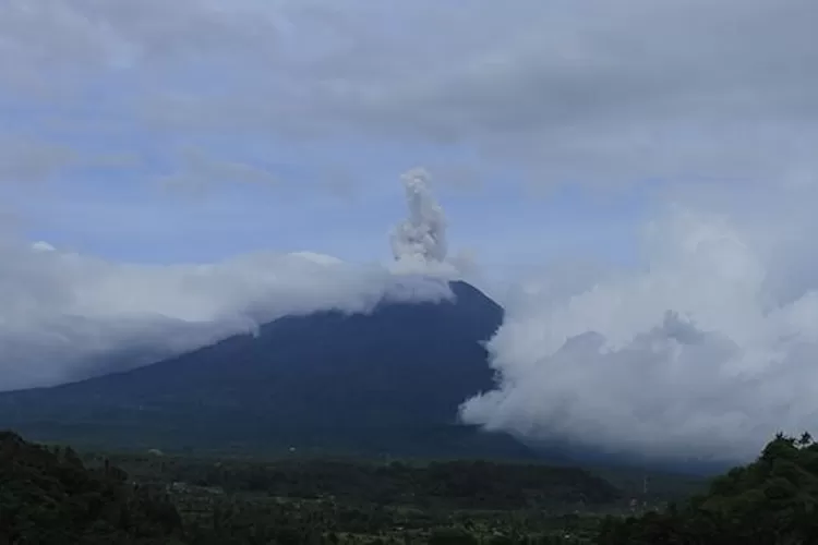 Waspada Diguyur Hujan Lebat Berkabut Gunung Agung Kembali Erupsi