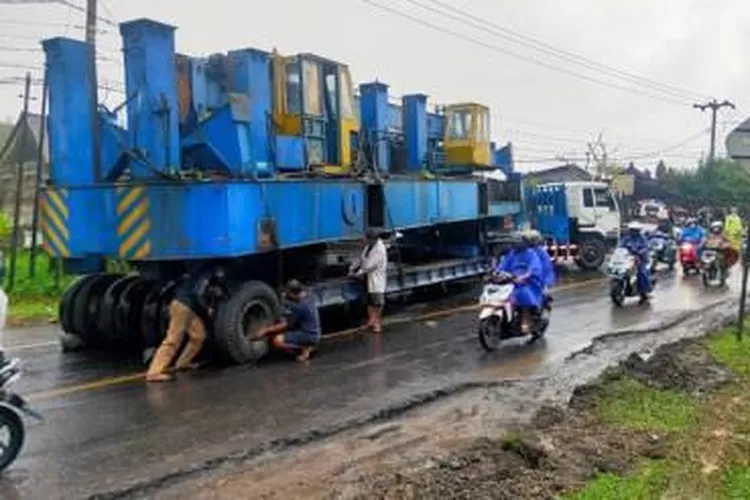 Dua Hari Jalur Denpasar Gilimanuk Macet Gegara Truk Angkut Alat Berat