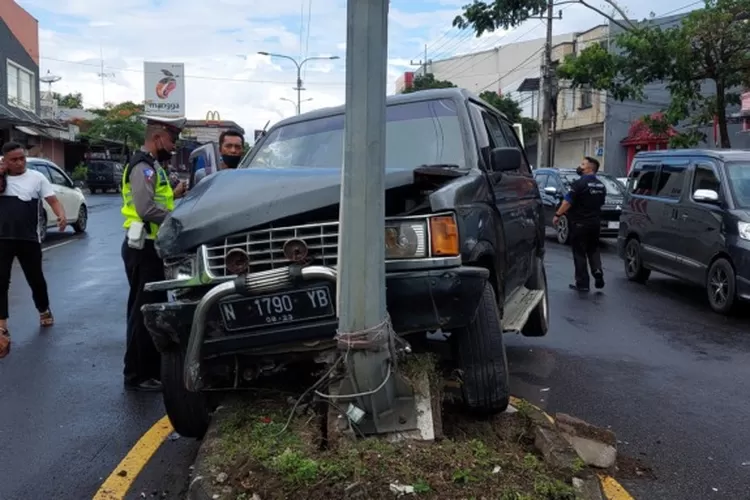 Cium Pantat Datsun Panther Tabrak Tiang PJU Di Jember Radar Jember