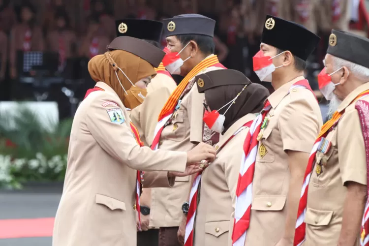 Bupati Terima Penghargaan Lencana Darma Bakti Dari Kwarnas Gerakan