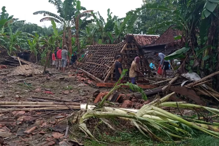 Diterjang Banjir Bandang Sembilan Rumah Di Geyer Grobogan Ini Roboh