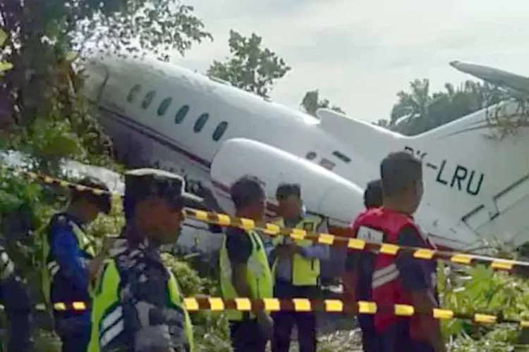 Pesawat Jenis Hawker Tergelincir Di Landasan Pacu Bandara Maleo Sulteng