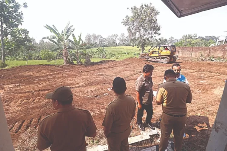 Nekat Buka Lapak Di Pinggir Jalan Cara Pedagang Pasar Dungus Bertahan