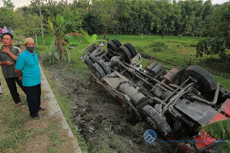 Viral Truk Tangki Pertamina Oleng Dan Masuk Parit Radar Malang