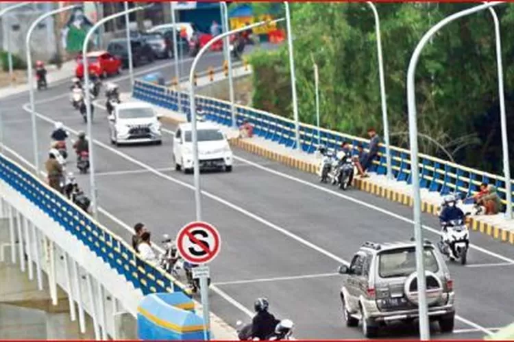 Baru Dua Pekan Dibuka Rambu Jembatan Tunggulmas Hilang Dan Pkl Liar