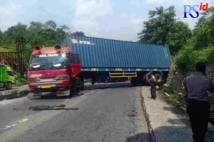 Tak Kuat Nanjak Truk Kontainer Muatan Kapas Melintang Di Tanjakan