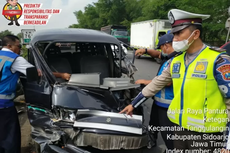 Apes Ban Pecah Truk Tabrak Pembatas Jalan Tol Porong Radar Sidoarjo