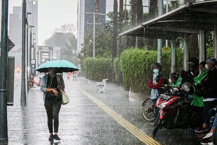 WASPADA BMKG Prediksi Hujan Lebat Disertai Petir Terjadi Di Surabaya