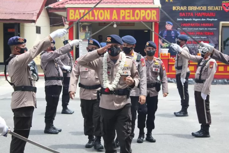 Acara Tradisi Pelepasan Dan Pedang Pora Danyon A Pelopor Kompol Franky