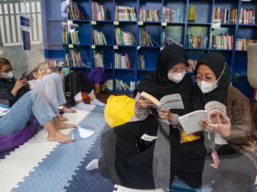 Membaca Di Taman Literasi Martha Christina Tiahahu