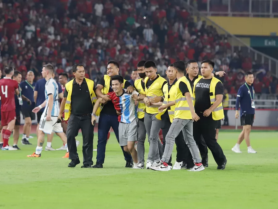 Aksi Nekat Suporter Masuk Lapangan Saat Laga Indonesia Vs Argentina