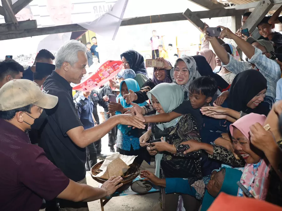 Ganjar Berdialog Dengan Nelayan Di Rembang