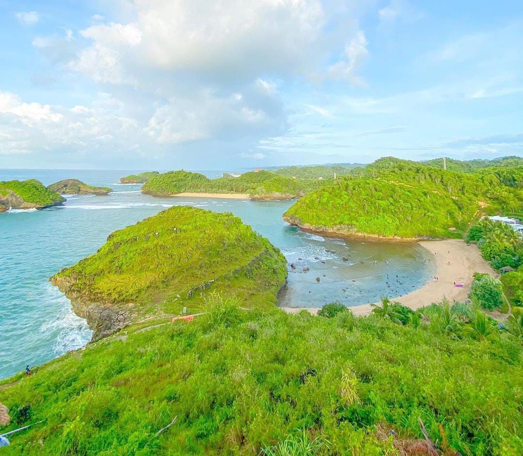 Rekomendasi 5 Pantai Paling Cantik Yang Wajib Dikunjungi Saat Wisata Ke