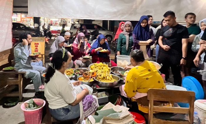 43 Tahun Berdiri Nasi Liwet Dan Bubur Lemu Mbah Narti Solo Masih Ramai