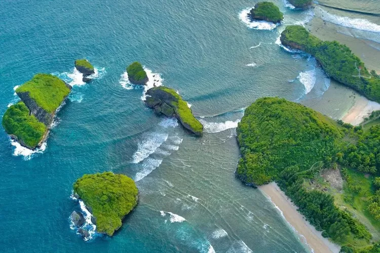 Mirip Dengan Raja Ampat Kasap Beach Miliki Keindahan Alam Eksotik