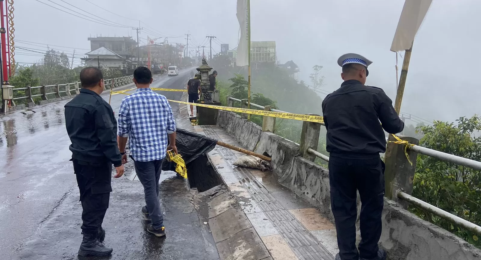 Hati Hati Hujan Deras Picu Jalan Jebol Di Jalur Kintamani Singaraja