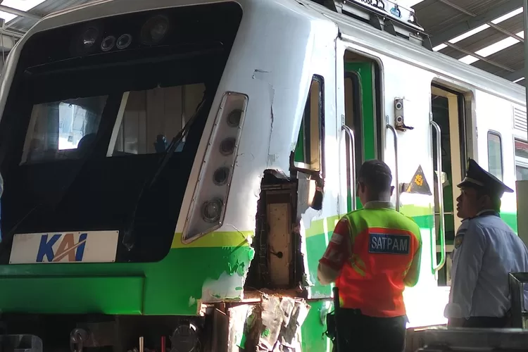 Insiden Krd Commuter Line Sidoarjo Indro Tertemper Truk Angkutan