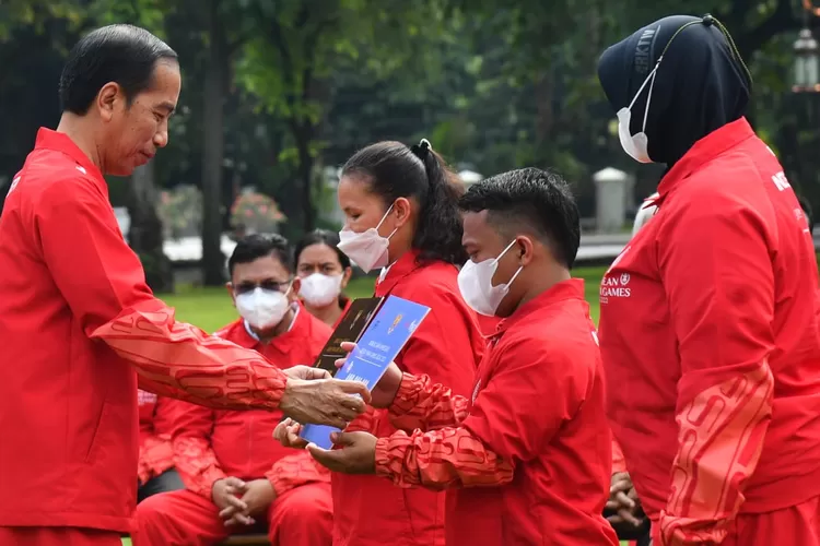 Presiden Jokowi Serahkan Bonus Kepada Atlet Indonesia Yang Berlaga Di