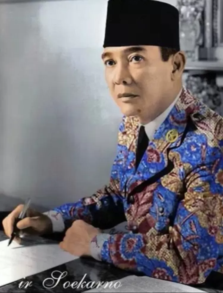 Foto Presiden Soekarno Pakai Batik Penuh Karisma Dan Simbol Kebanggan