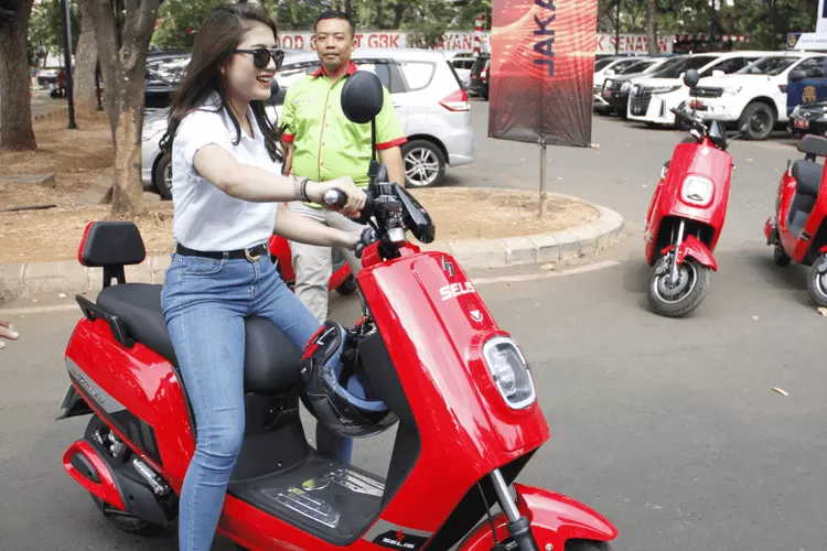 Harga Dan Spesifikasi Selis E Max Motor Listrik Dengan Daya Jelajah