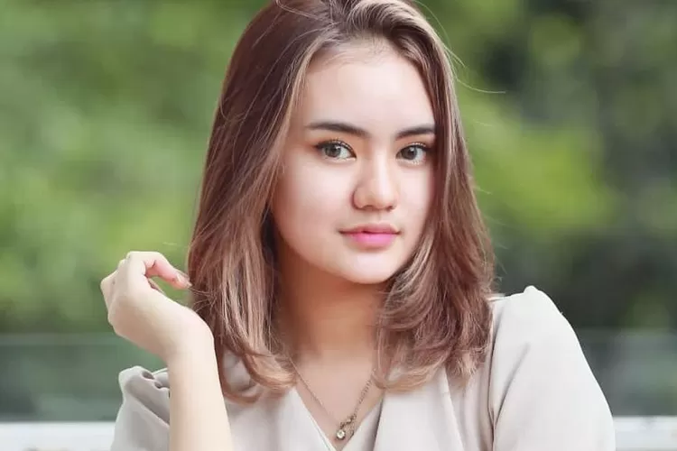 Biodata Janis Aneira Keturunan Apa Profil Pemeran Isyana Di Sinetron Para Pencari Tuhan Jilid