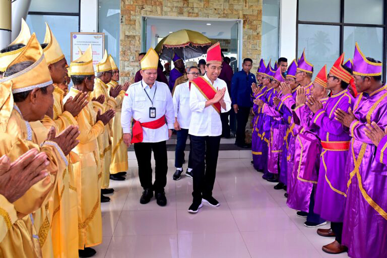 Tiba Di Kepulauan Talaud Presiden Jokowi Dianugerahi Gelar Adat