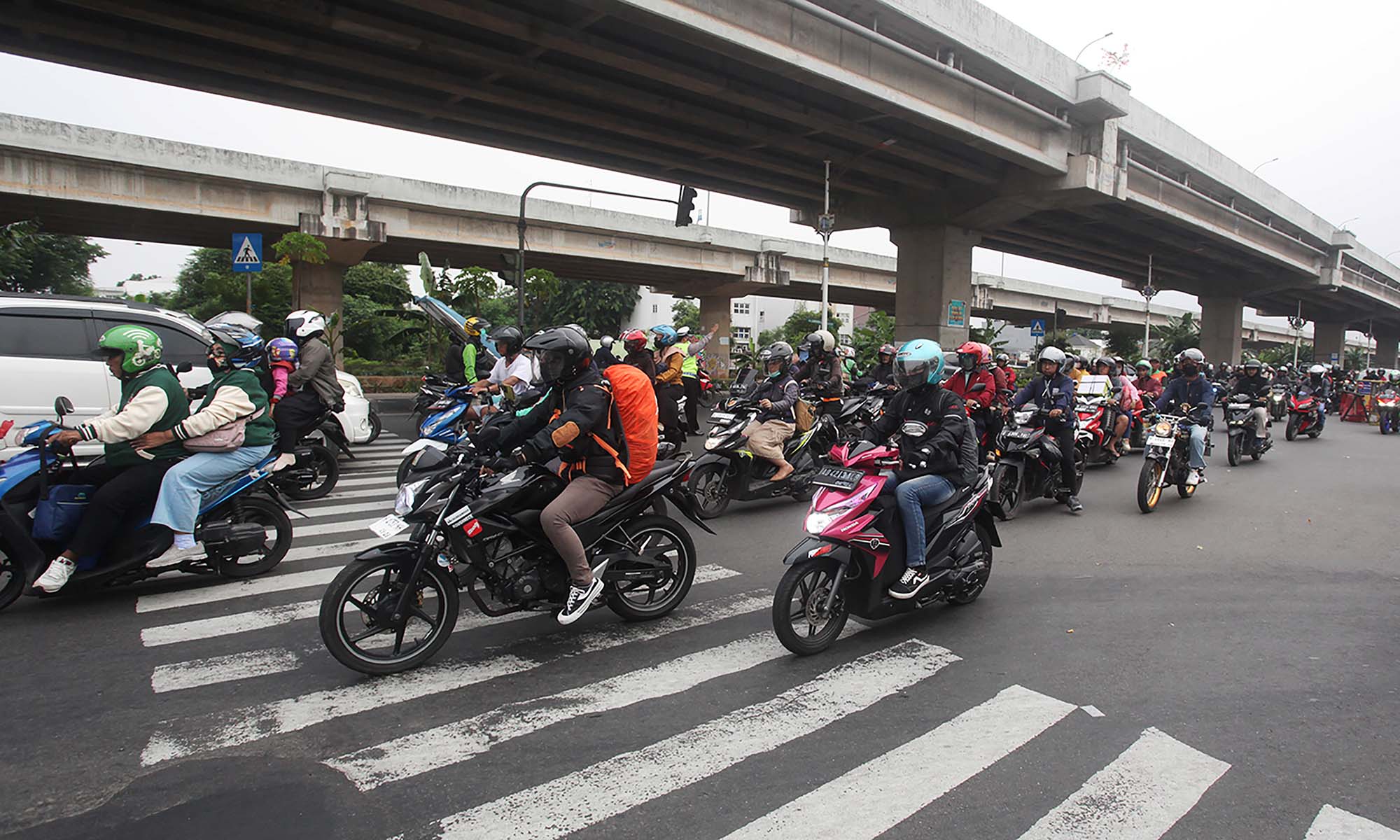 Pemudik Sepeda Motor Mulai Padati Jalan Kalimalang