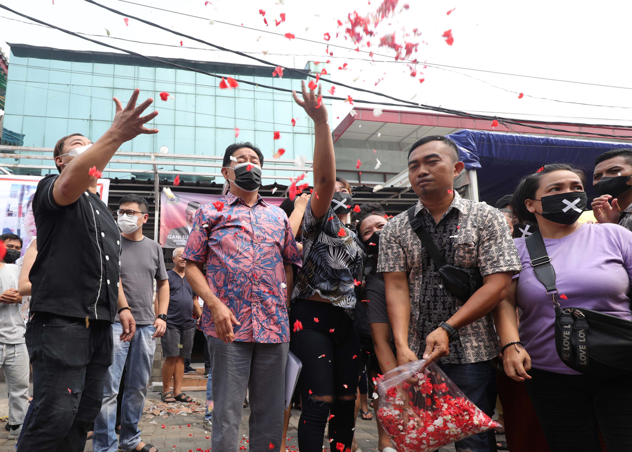 Aksi Tabur Bunga Pemilik Dan Karyawan Protes Pembongkaran Ruko Makan