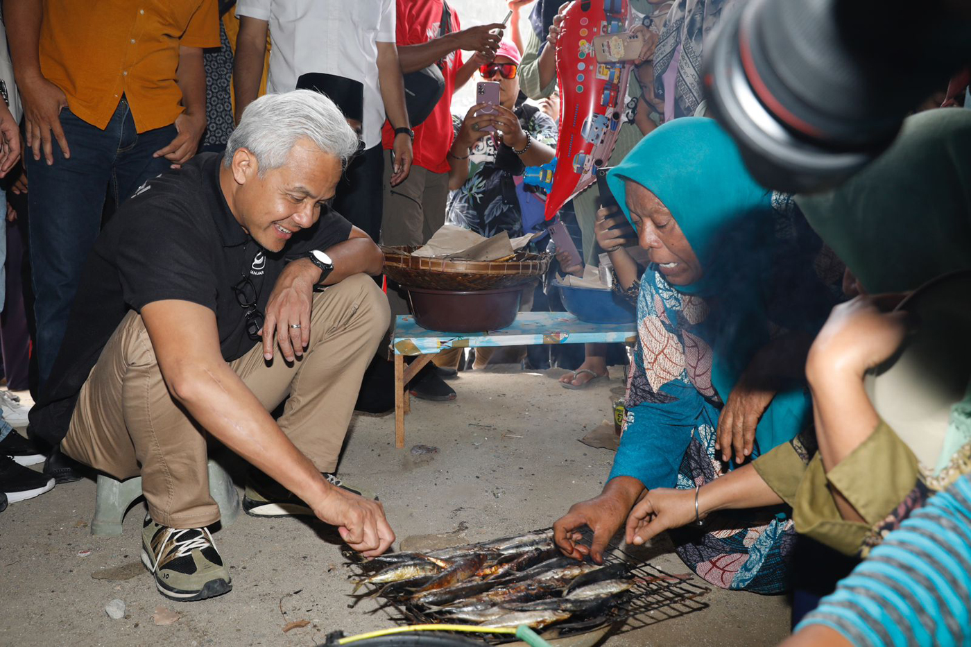 Ganjar Berdialog Dengan Nelayan Di Rembang