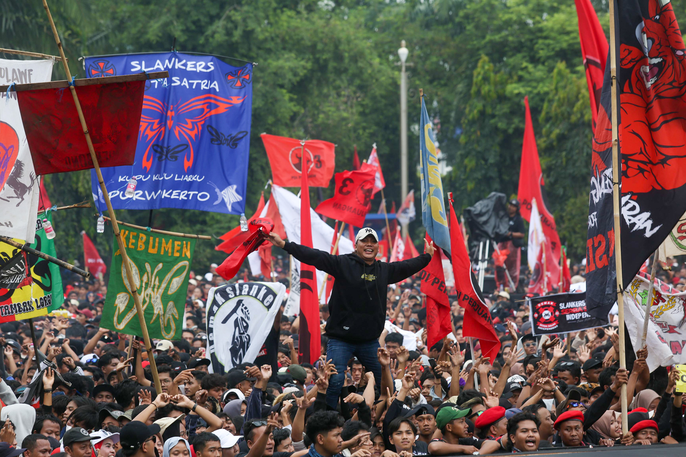 Lautan Massa Pendukung Ganjar Mahfud Merahkan Lapangan Simpang Lima