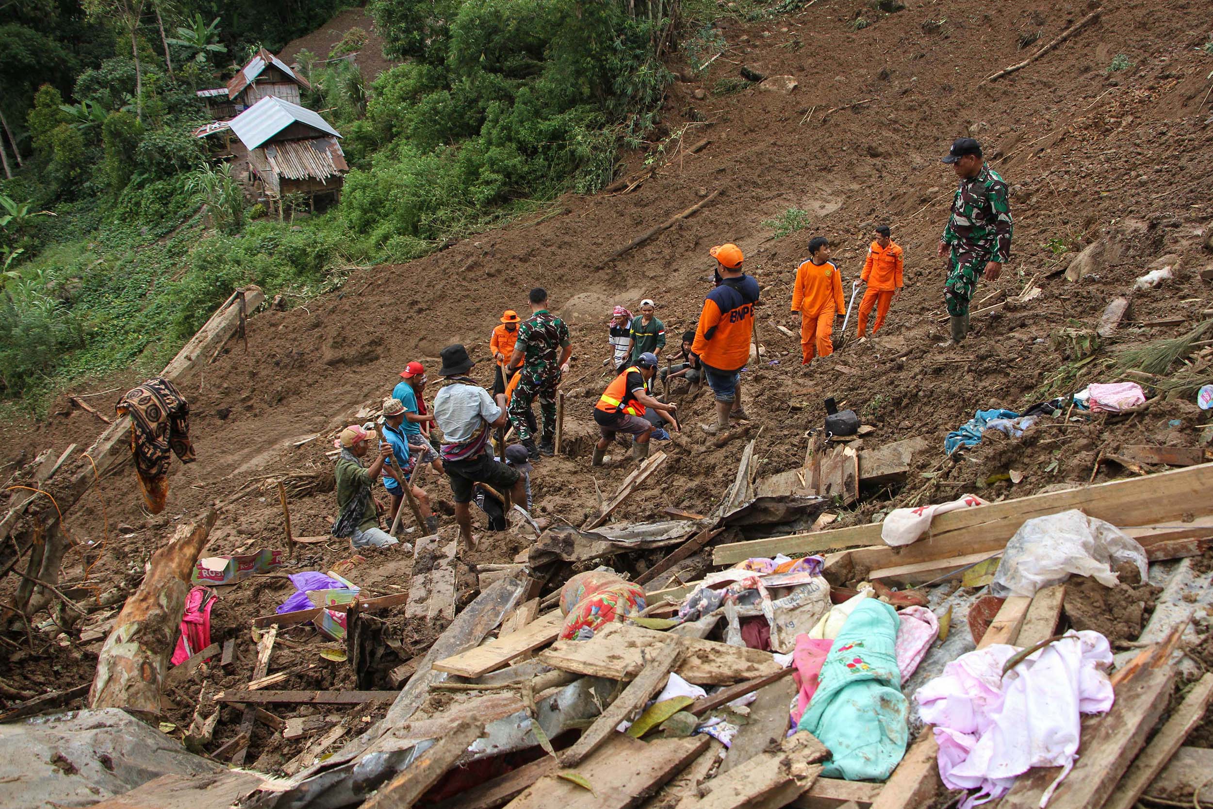 Pencarian Korban Tanah Longsor Di Tana Toraja