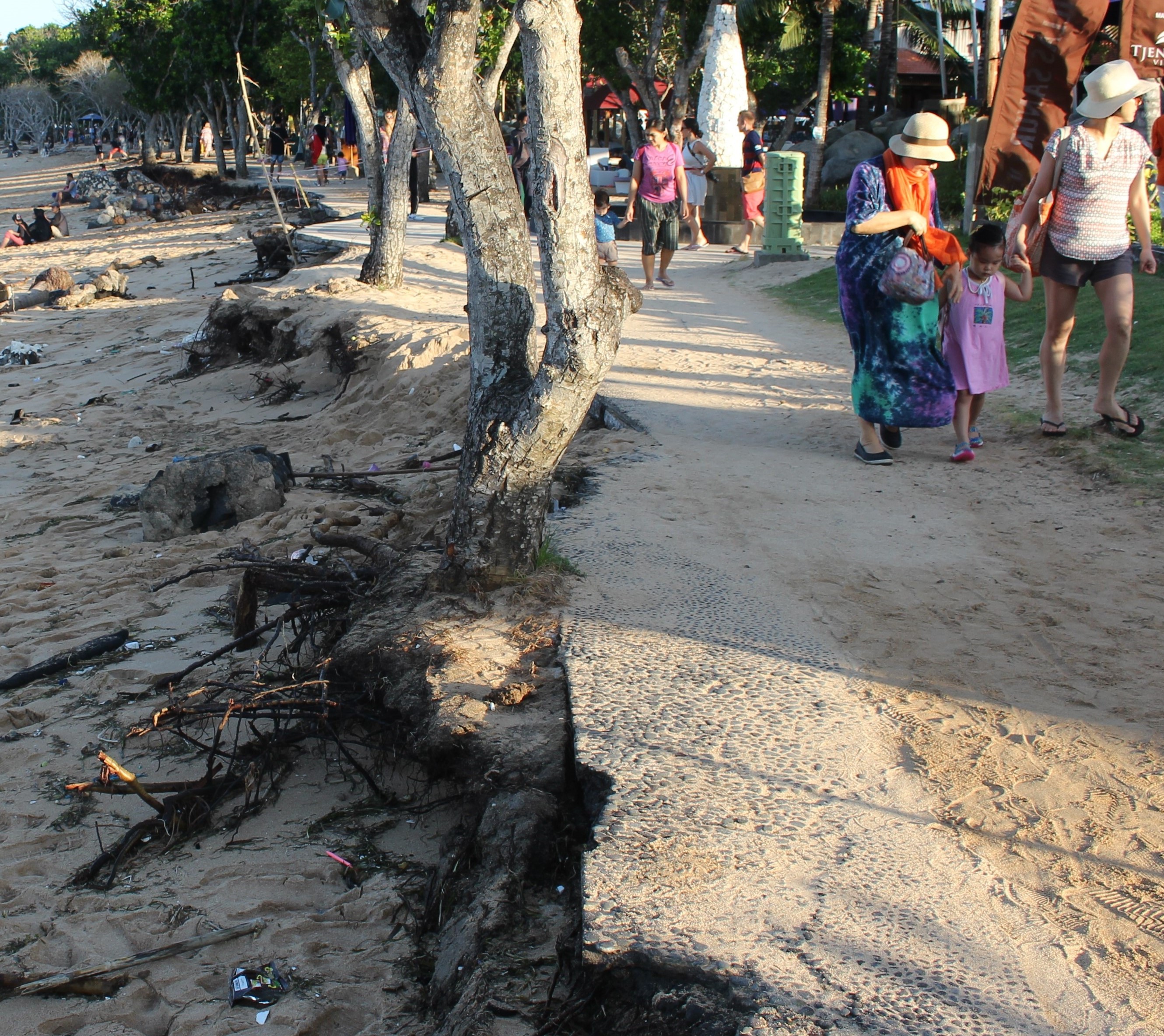 Terjangan Abrasi Dan Sampah Berserakan Objek Wisata